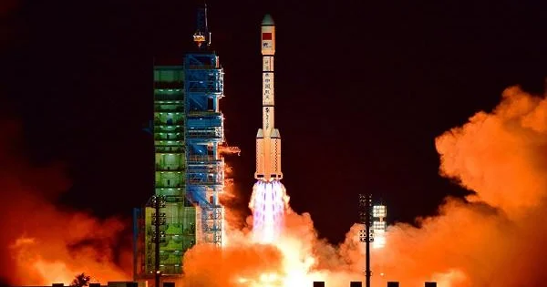 Çin rabitə peykini orbitə çıxardı