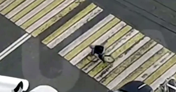 Əks yola çıxıb qırmızıdan keçən velosipedçini avtomobil vurdu VIDEO