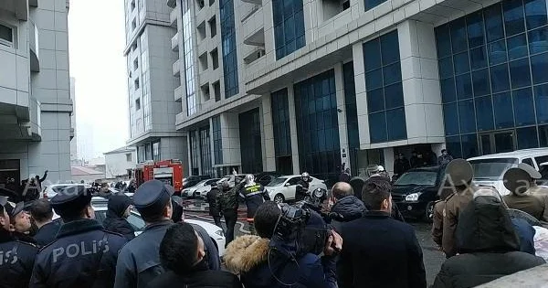 Bakıda yaşayış binasında yanğın: FHN qüvvələri cəlb olundu