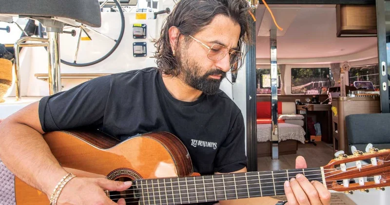 Məşhur müğənni bazarda qarpız satır