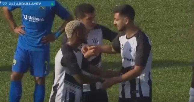 Azərbaycan Premyer Liqasında qəribə olay Video