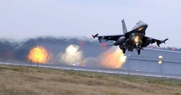 Qırıcı təyyarə insanların gözü qarşısında qəzaya uğradı KONKRET