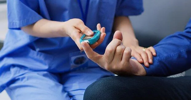 Названы четыре симптома редкой формы диабета