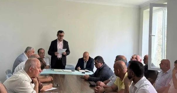 Vəhdət ın sədri sabiq sədrlə müşavirinin davasından gen gəzir Bakuvi sualı cavabsız buraxdı