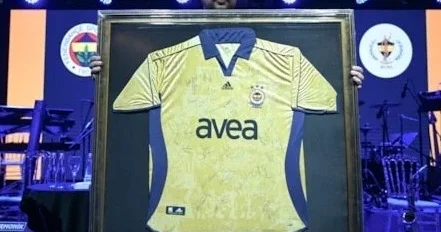 “Fənərbaxça”nın imzalı forması 1 milyona satıldı