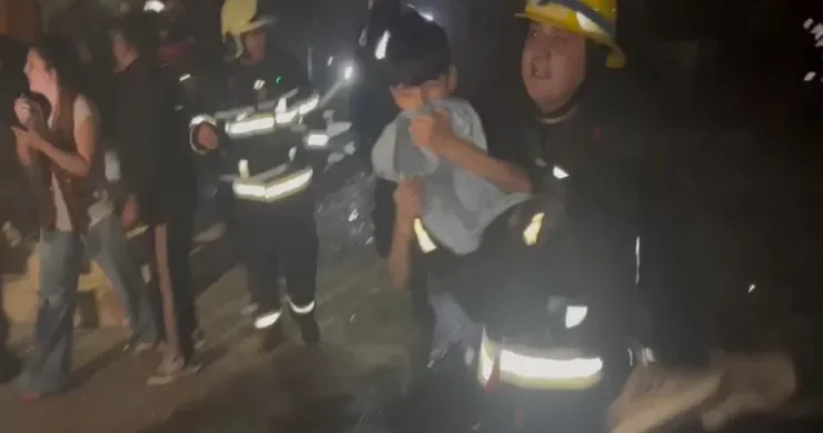 FHN yanğın baş verən binadan sakinləri təxliyyə etdi