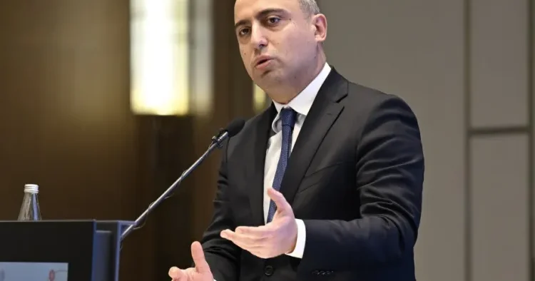 Biz demirik ki, müəllim sertifikatlaşdırma prosesində mütləq 60 bal yığmasa, müəllim deyil Nazir