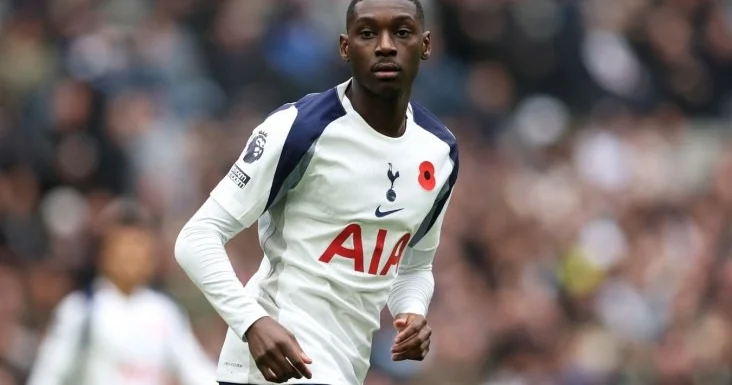 Paytaxt derbisində oynamaq üçün maska ilə məşq edir fransız forvard