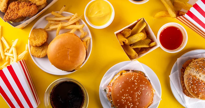 Bəşəriyyət üçün ölümcül təhlükə yaradan qidalar: Şirkətlər insanları onlara yönəldir