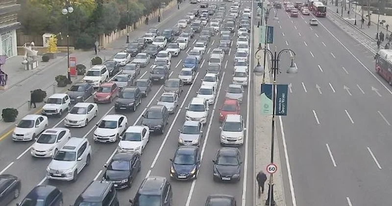 Paytaxt yolları tıxaclıdır Siyahı