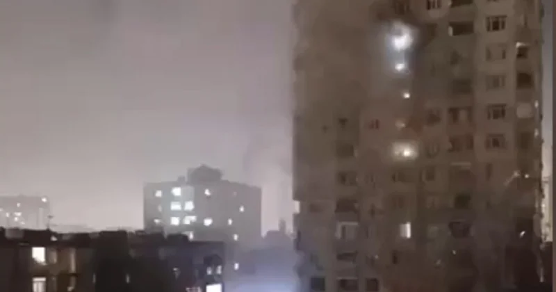 В Баку горит жилой дом