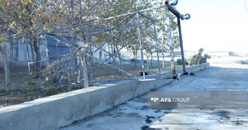 Həmin 4 nəfəri dəmir konstruksiyanın yerini dəyişərkən “tok vurub” Video