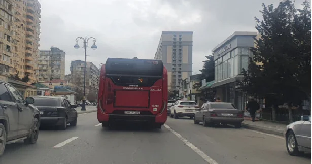 Avtobus zolaqları mövzusu ətrafında yaranan narazılıqlar artmağa davam edir Sürücülər cərimələnməlidirmi?