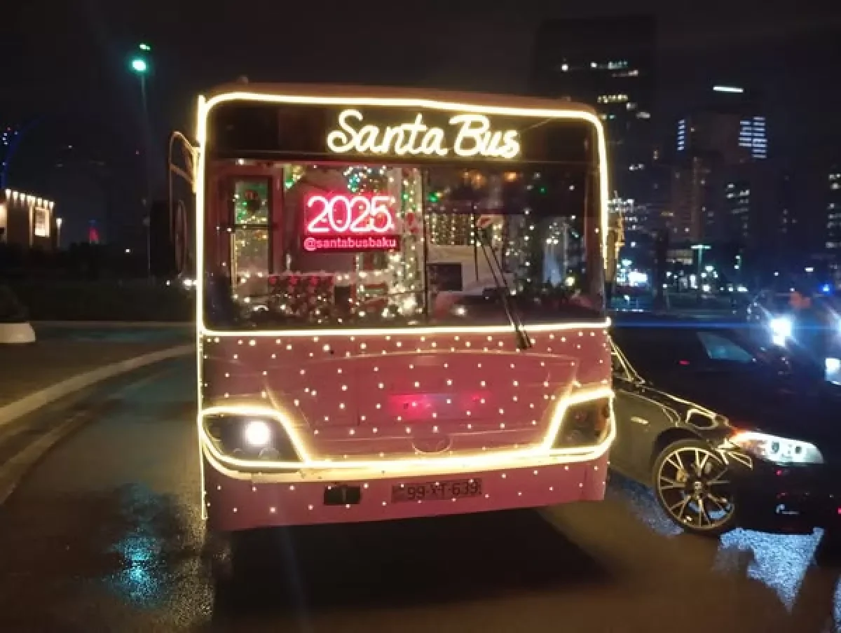 По Баку разъезжает Santa Bus Новогодний автобус понашему ФОТО / ВИДЕО