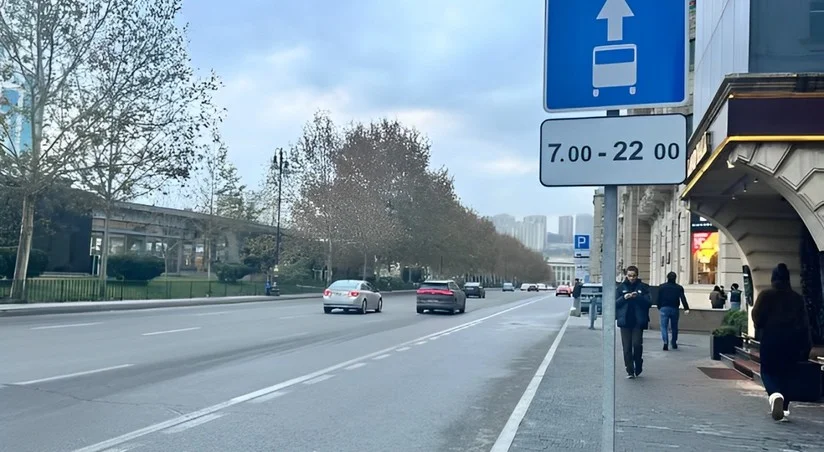 AYNA Bakıda avtobus zolağının qüvvədə olma vaxtını bildirən yol nişanlarının quraşdırmağa başlayıb