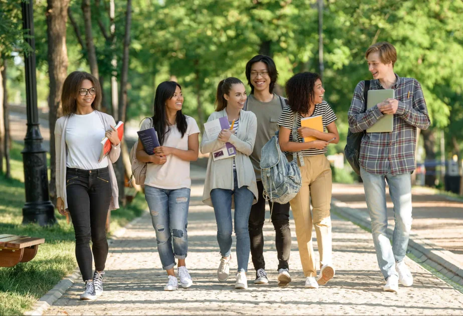 ABŞda universitetlər beynəlxalq tələbələri Trampın andiçməsinə qədər ölkəyə qayıtmağa çağırıb AZƏRTAC