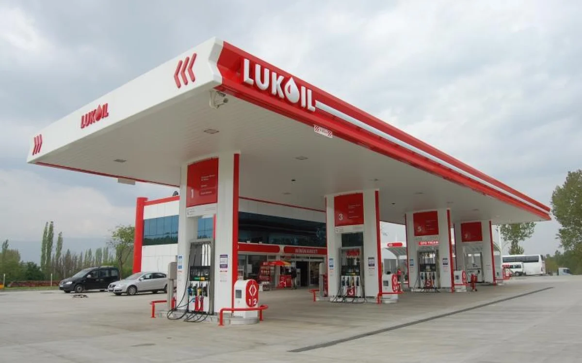 Lukoil benzinə su qatıb İDDİA