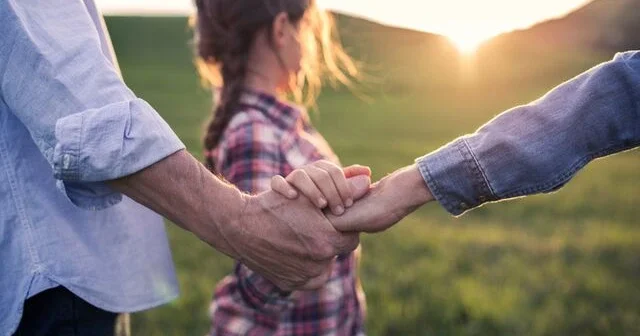 Bu mövzuları uşaqların yanında danışmayın! Ailə və nikah terapevti izah edir