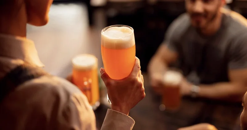 “Bəşəriyyətin alkoqola olan sevgi tarixçəsi sona yetir: bunun səbəbi nədir?“ “The Economist“