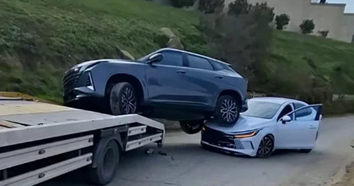 В Гарадагском районе Баку автомобиль упал с эвакуатора на другую машину