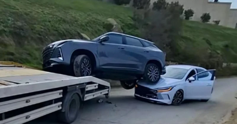 Evakuatorla daşınan avtomobil yolda digər maşının üstünə düşdü VİDEO