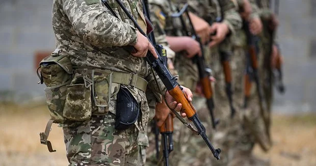 Könüllülər Ukrayna Silahlı Qüvvələrinin əsgərlərinə yardım daşımaq üçün səfərbər ediliblər