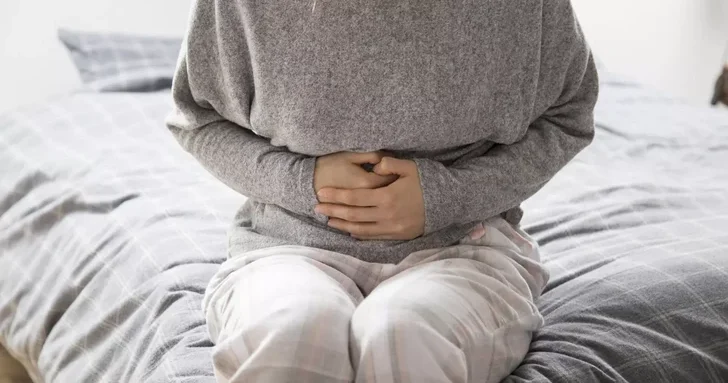 Врач объяснила внезапное скручивание живота при стрессе