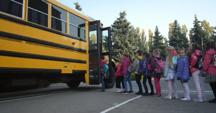 Məktəb avtobusunda Putinin çıxışını dinləyən sürücü işdən qovuldu