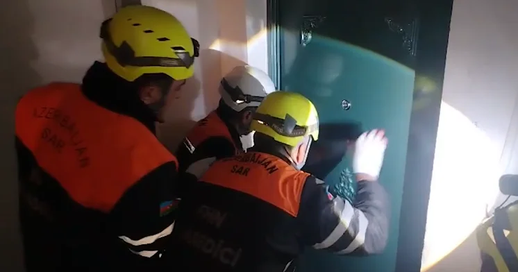 Xırdalanda 3 nəfər bağlı qapı arxasında huşsuz vəziyyətdə aşkarlandı VİDEO