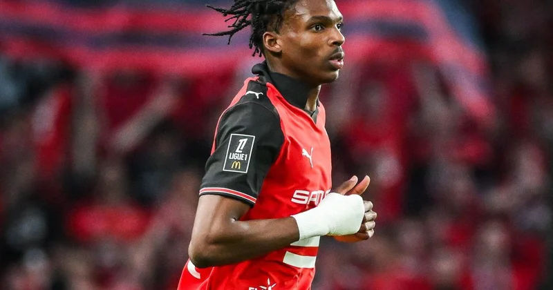 “Çelsi” 15 oyunda üç sarı vərəqə alan və bir dəfə meydandan qovulan oyunçu ilə maraqlanır