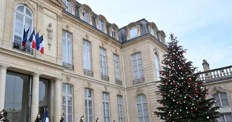 Makronun sarayından oğurluq olunub