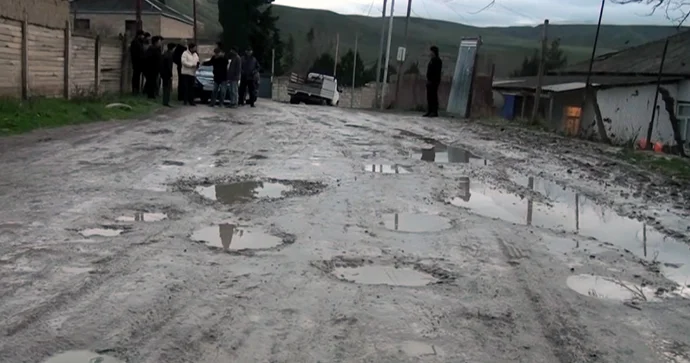 Palçıqlı yollardan təngə gələn sakinlərdən şikayət: Bezmişik VİDEO