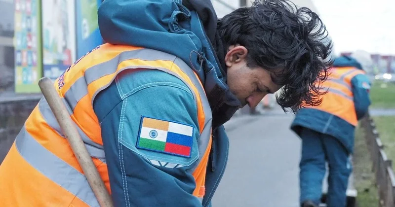 В Петербурге начали работать дворниками мигранты из Индии