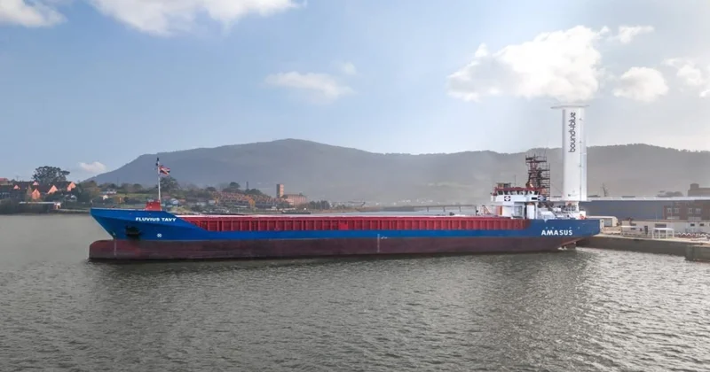 Yük gəmisi artıq küləklə “uçur”: nəhəng avtonom yelkən quraşdırıldı