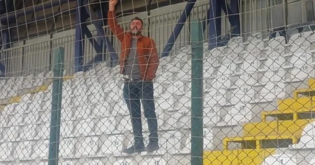 Komandasını tribunada təkbaşına dəstəklədi