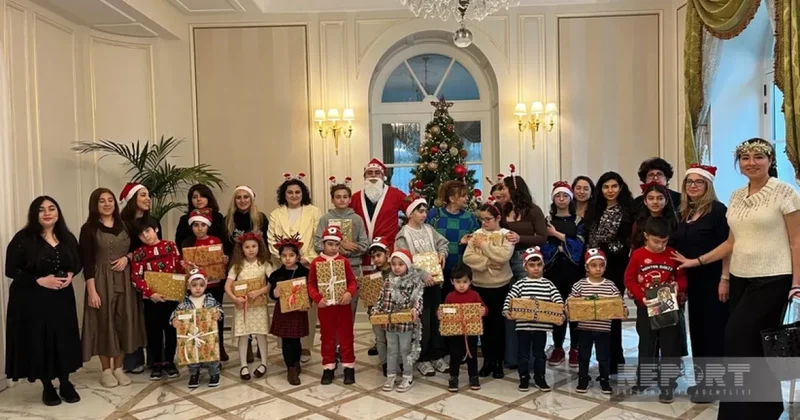 В азербайджанской школе в Париже отметили Новый год