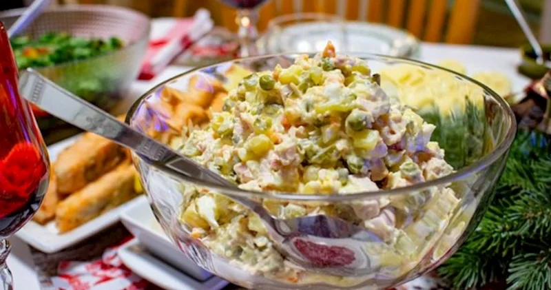 Yeni il gecəsinin məşhur salatını hansı spirtli içki ilə qarışdırmaq olmaz? XƏBƏRDARLIQ
