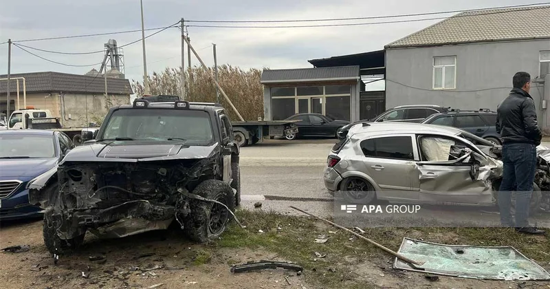 В Баку столкнулись "Hummer" и "Opel", есть погибший ФОТО