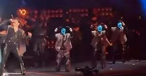 Гуманоидные роботы стали частью подтанцовки китайских артистов ВИДЕО