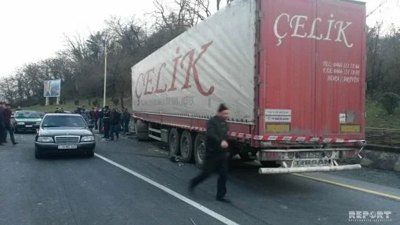 Bakı Qazax yolunda qəza: yük maşınları toqquşdu Foto