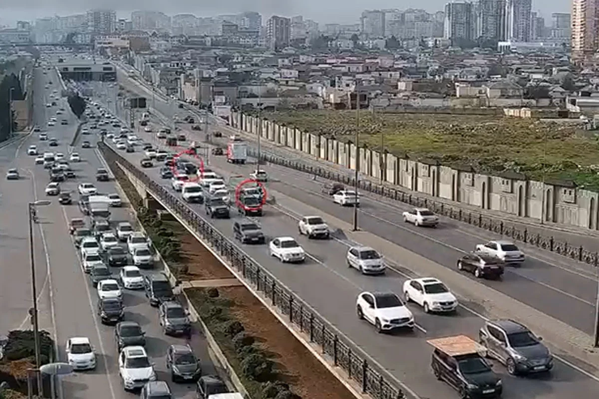 Bakıda baş verən iki qəza yollarda sıxlıq yaradıb VİDEO