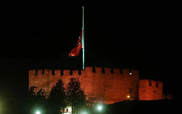 Türkiyədə bayraqlar yarıya endirildi Foto