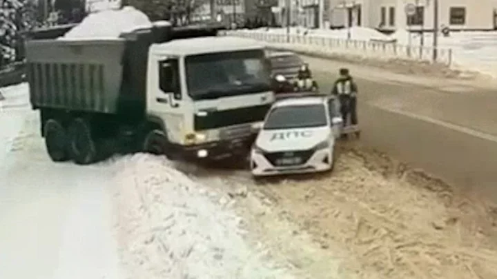 Yük maşını polis maşınına çırpılaraq hadisə yerindən qaçıb