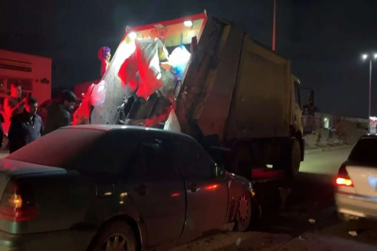 Sumqayıtda "Mercedes" zibil maşını ilə toqquşdu Xəsarət alan var