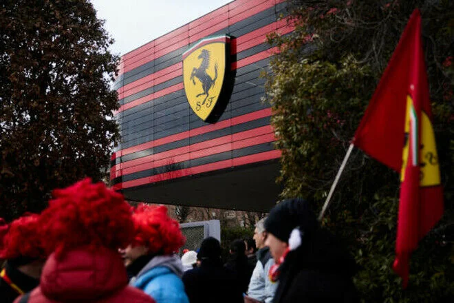 Hemilton ilk dəfə “Ferrari” kombinezonunda FOTO