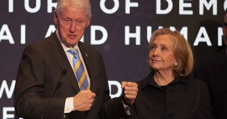 Чету Клинтонов привлекут к ответственности из за расследования дела Эпштейна