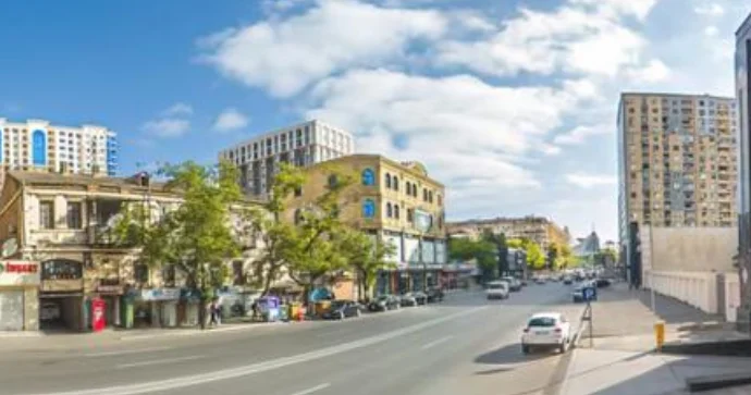 Prospektdə şirkətə məxsus reklam lövhəsi səkinin zəbt edir VƏTƏNDAŞ ŞİAKYƏTİ FOTO