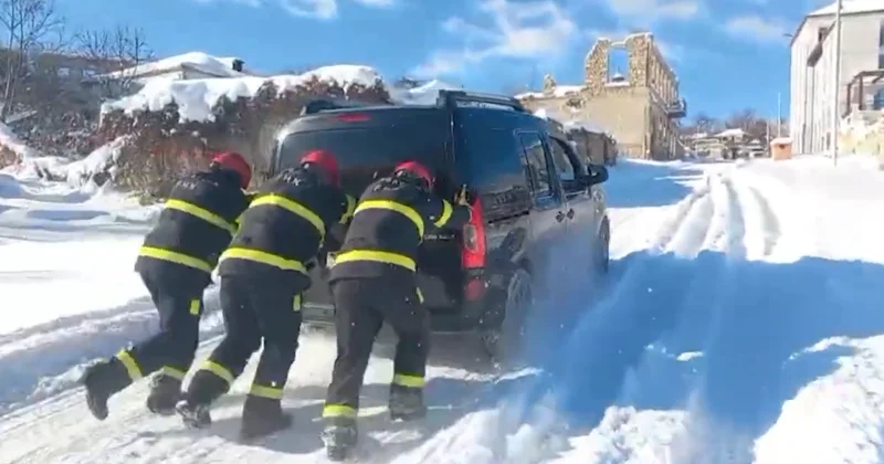 Спасатели МЧС помогли автомобилистам в Карабахе Minval Politika