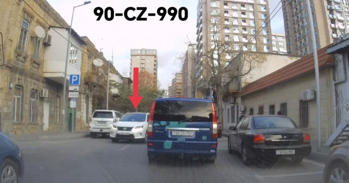 Sürücü məsafəni qısaltmaq üçün birtərəfli yolda protiv sürdü 90 CZ 990 VİDEO