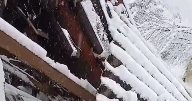 Lerikdə qar yenə fəsad törətdi: evin damı uçdu FOTO